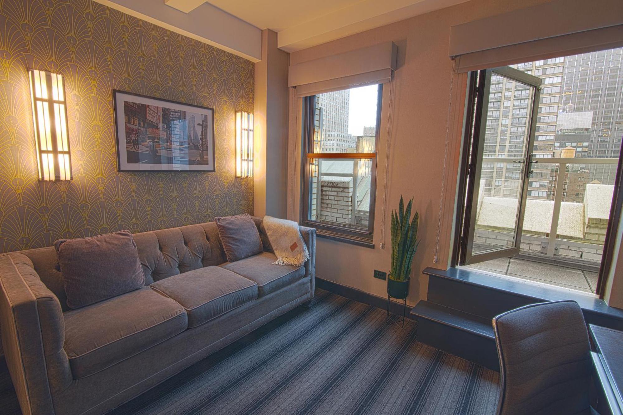 Hotel Edison Times Square Нью-Йорк Номер фото The interior of a suite at the hotel